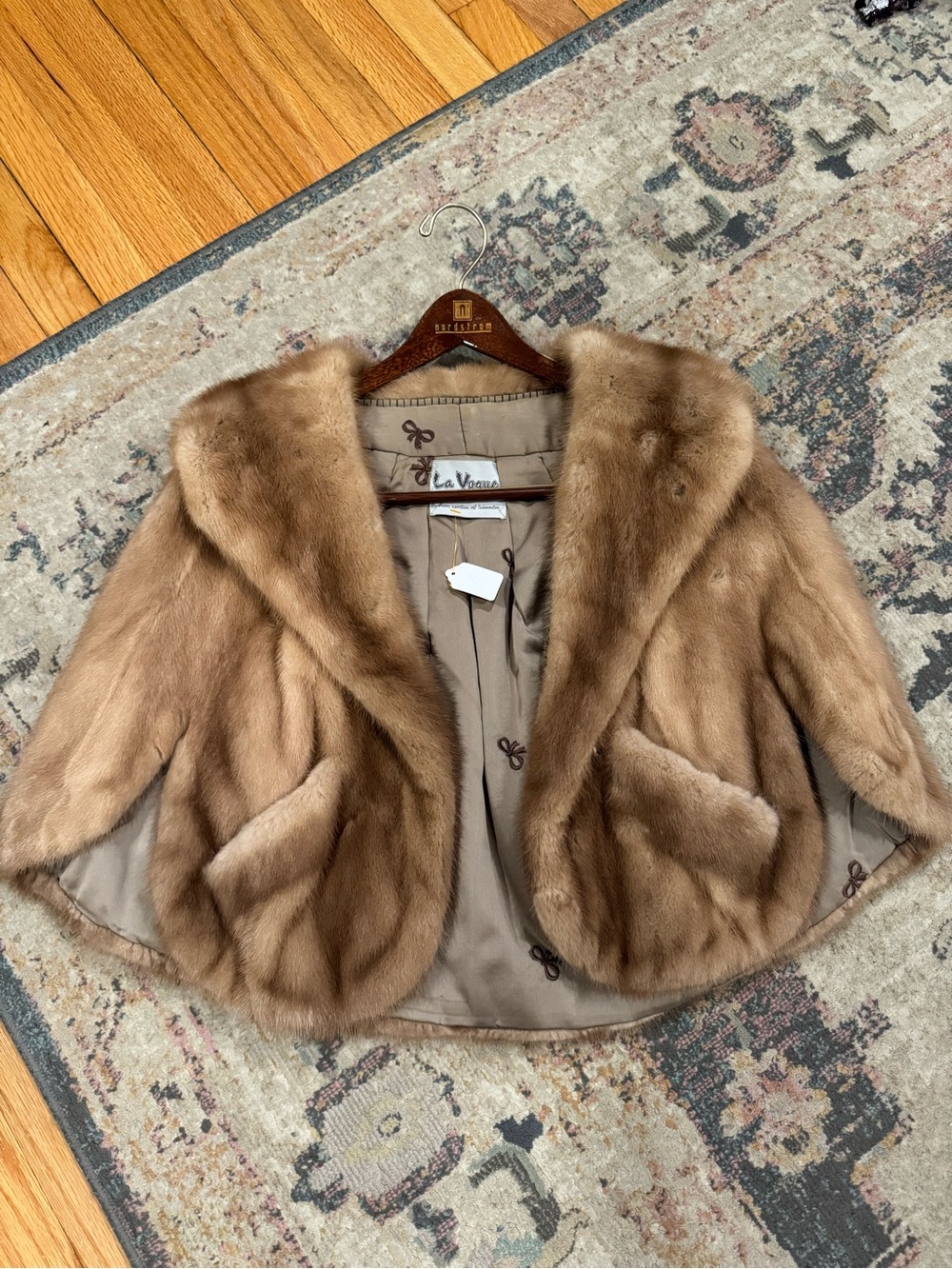 VINTAGE- Beautiful Authentic Mink Stole, OS, tan/brown